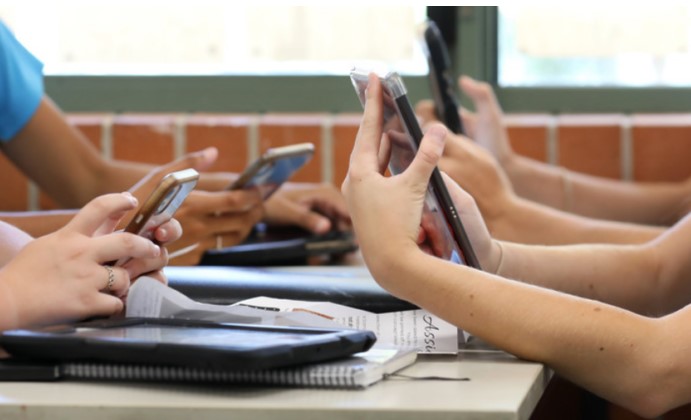 Pruebas PISA: de 80 países evaluados, los alumnos argentinos son los que más se distraen con el celular en clase