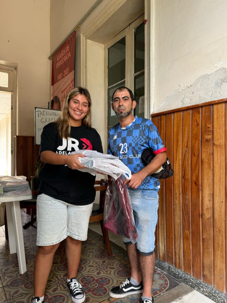 La juventud Radical Bragado entregó los útiles escolares colectados y agradeció el apoyo de la comunidad