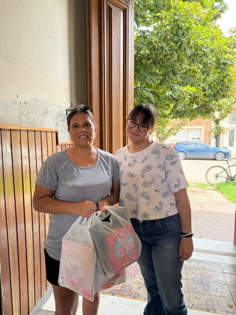 La juventud Radical Bragado entregó los útiles escolares colectados y agradeció el apoyo de la comunidad