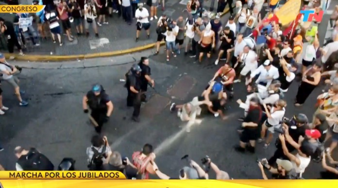 Marcha de jubilados: palazos, gas pimienta y tensión en inmediaciones del Congreso