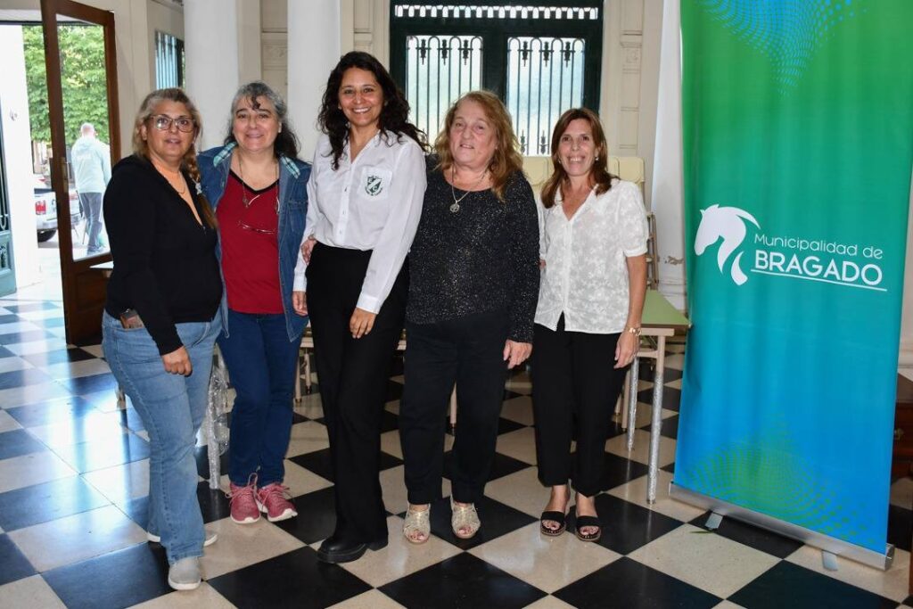 Con acompañamiento del municipio, se entregó nuevo mobiliario a escuelas del distrito