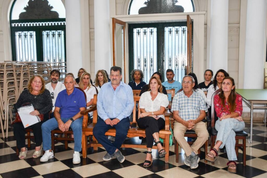 Con acompañamiento del municipio, se entregó nuevo mobiliario a escuelas del distrito