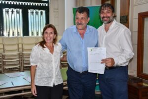 Con acompañamiento del municipio, se entregó nuevo mobiliario a escuelas del distrito