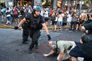 Fuerte represión, heridos y detenidos en la protesta de jubilados con apoyo de hinchas de fútbol