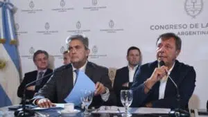 FMI: el oficialismo obtuvo dictamen para el DNU y buscará blindarlo en Diputados