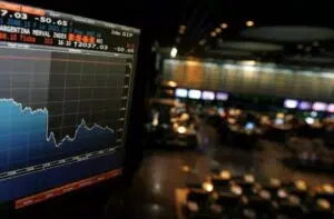 Temblor en los mercados, con salto del dólar y derrumbe de las acciones: ¿por qué ocurrió?