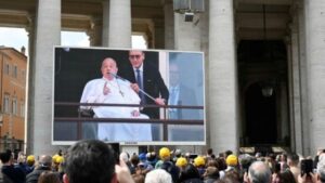 “¡Gracias a todos!”: Francisco recibió el alta y saludó a los fieles desde un balcón