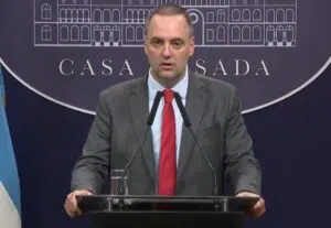 El Gobierno ordenó desclasificar archivos de la SIDE sobre la dictadura y declarar “de lesa humanidad” el crimen de Viola