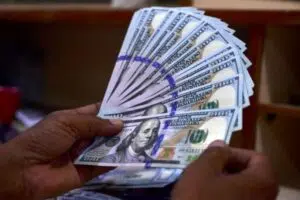 Los dólares libres perforaron el techo de los $1300: las cinco dudas detrás de la disparada