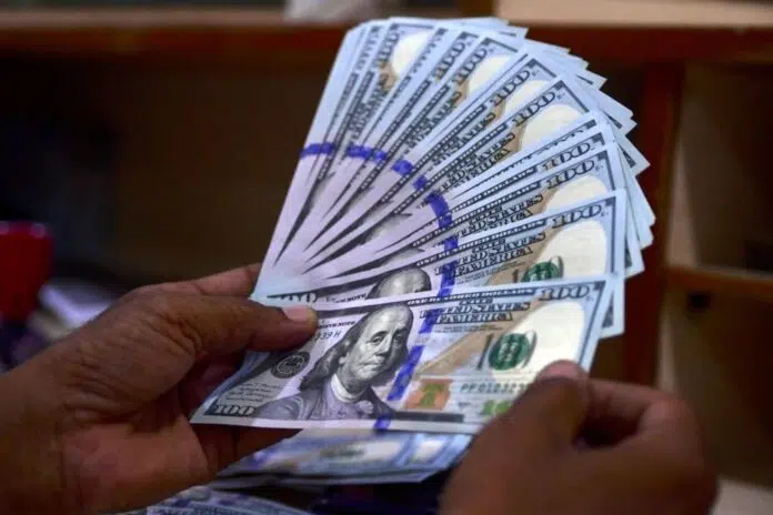 Los dólares libres perforaron el techo de los $1300: las cinco dudas detrás de la disparada