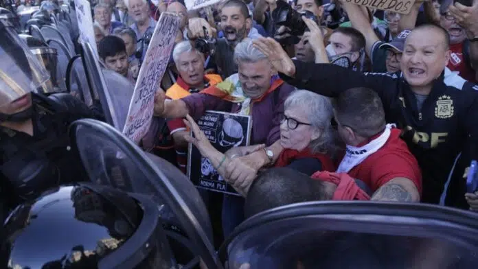 Jubilados: fortísimo operativo de seguridad en el Congreso y escenas de tensión