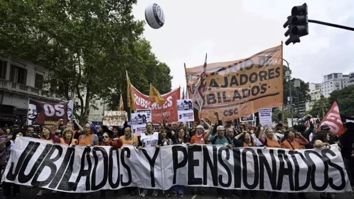 Tensión e incidentes en la marcha de jubilados: la policía gaseó manifestantes