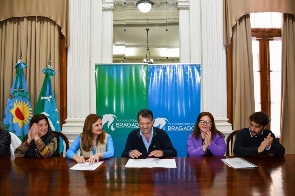 EL INTENDENTE Y LA MINISTRA DE LAS MUJERES DE LA PROVINCIA FIRMARON EL CONVENIO POR EL PROGRAMA "MUNICIPIOS POR LA IGUALDAD"