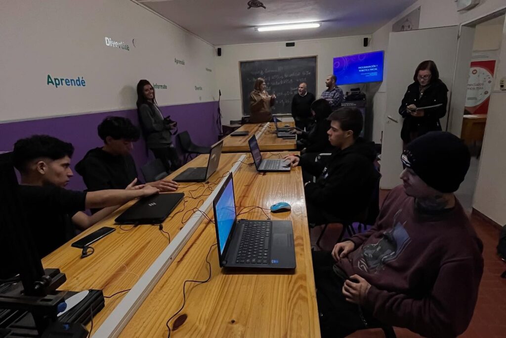 AULAS EXTENDIDAS: COMENZÓ LA CURSADA DE PROGRAMACIÓN Y ROBÓTICA INICIAL