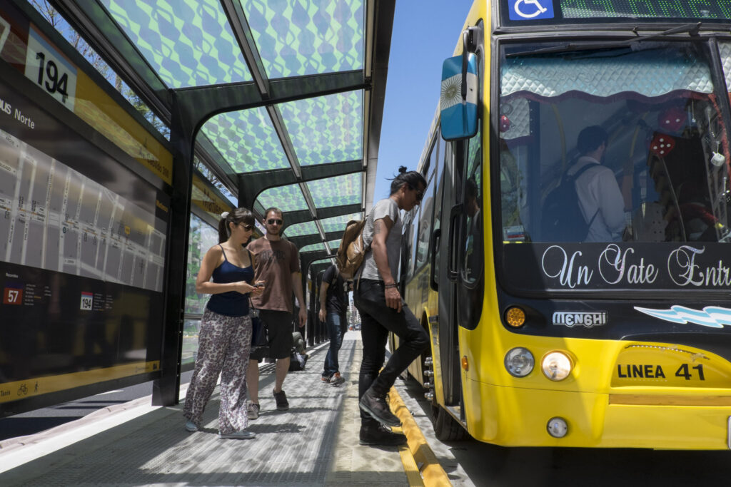 El Gobierno aprobó un nuevo aumento para las tarifas de colectivos en el AMBA
