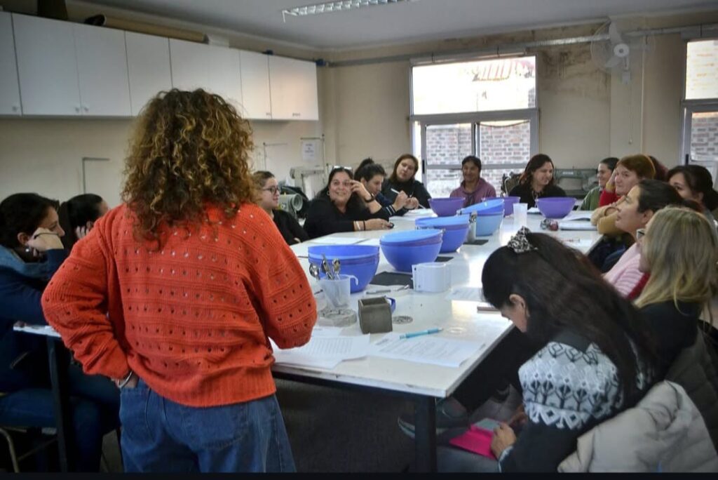 COMENZÓ LA CAPACITACIÓN EN ARTE EN CEMENTO PARA MUJERES Y PERSONAS LGBTIQ+