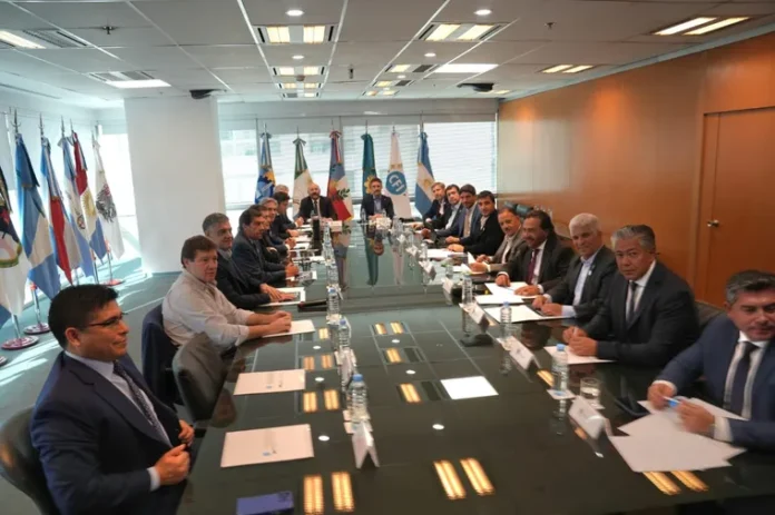 Los gobernadores presionan a Milei para avanzar en un nuevo pacto fiscal