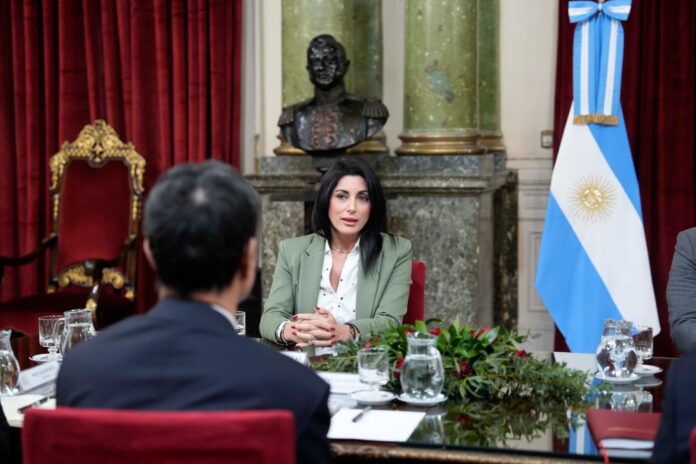 Juliana Santillán, entre “un error” absurdo y la fallida chicana a Kicillof por las “cluacas”