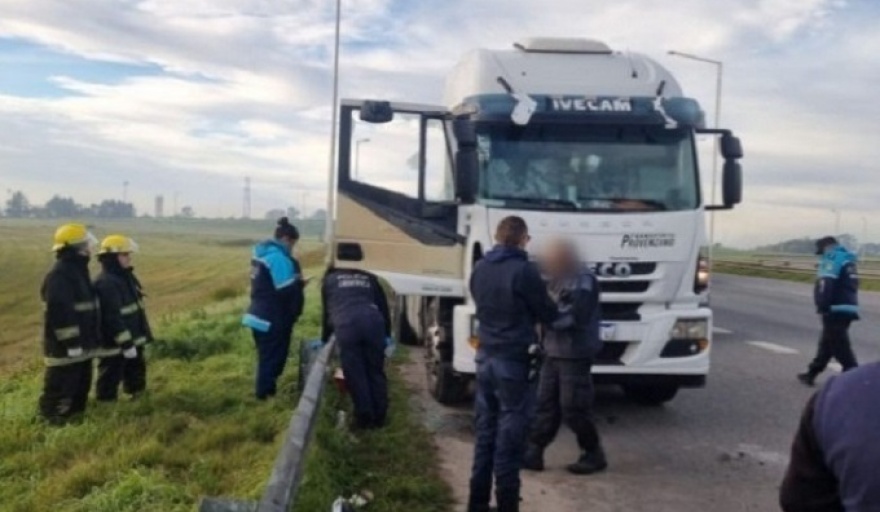 Encuentran a un hombre fallecido dentro de un camión en la Ruta 9